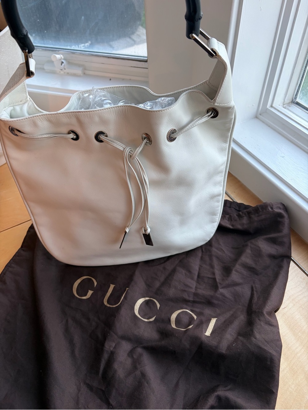 Gucci White Leather Drawstring Shoulder Bag with Black Handle